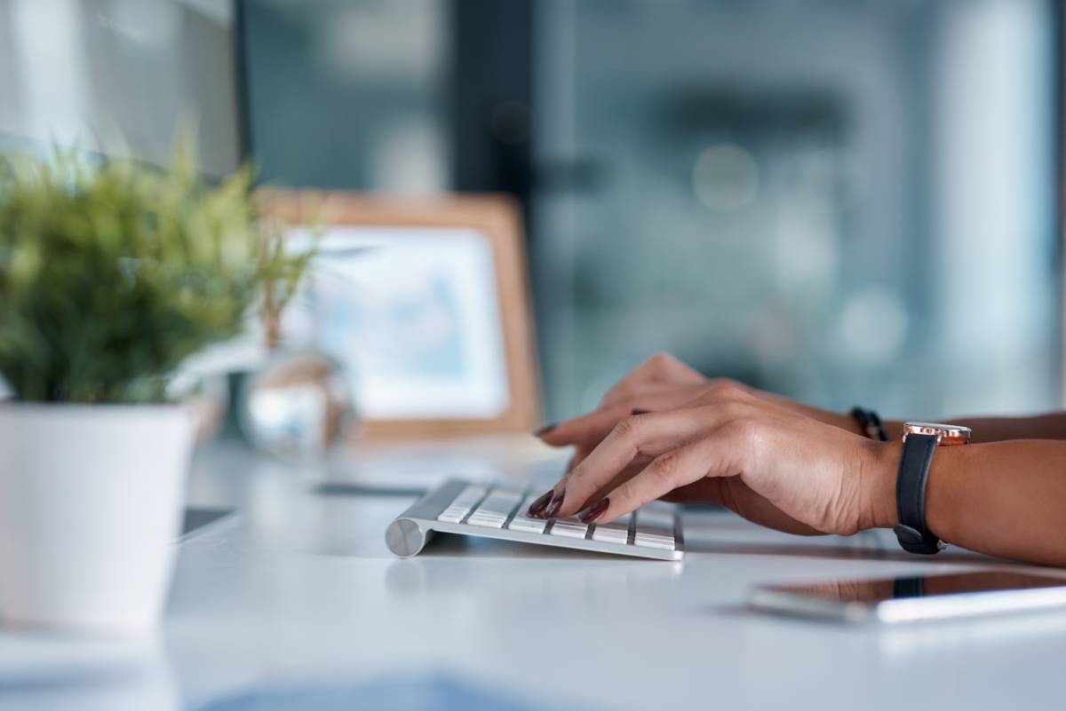 un conseiller service client répond a des messages client